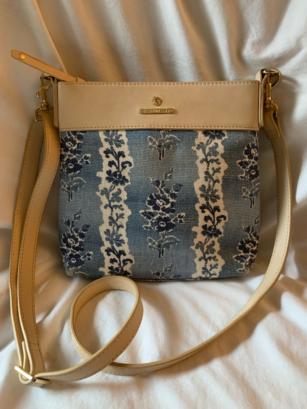 Spartina 449 blue linen 'Daufuskie Island Crossbody' in floral damask print